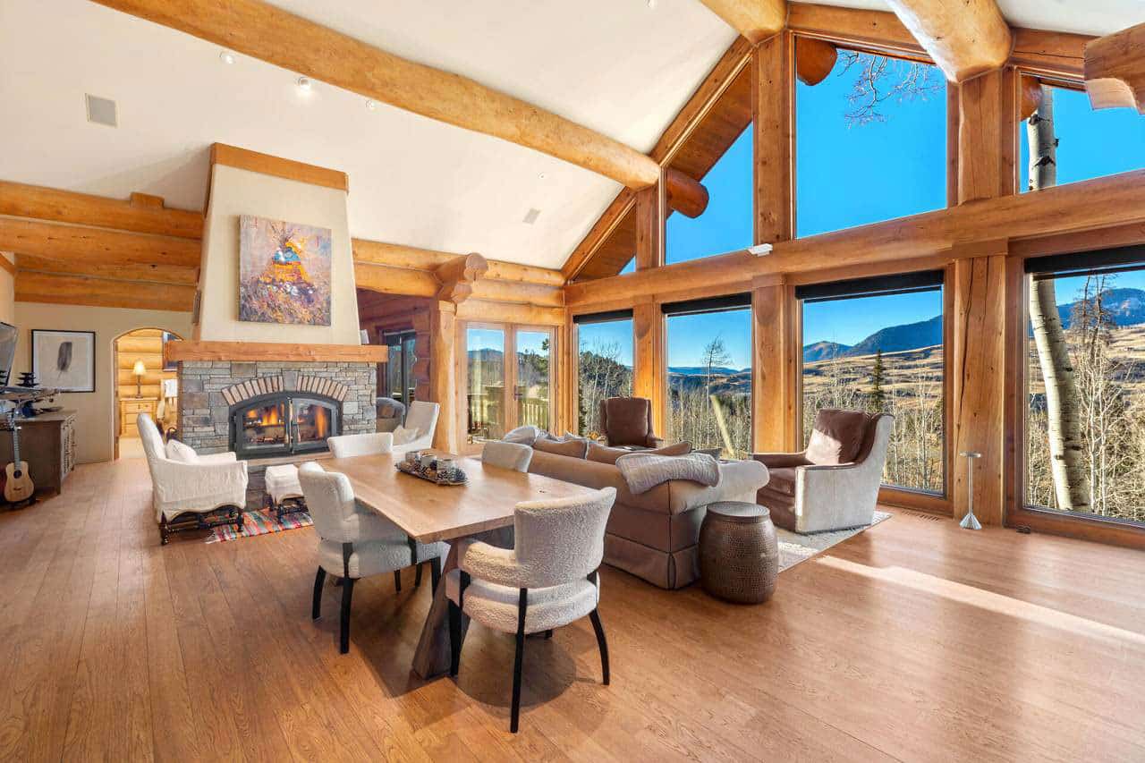 103 Double Eagle Way bright living and dining area with vaulted ceilings and picture windows.